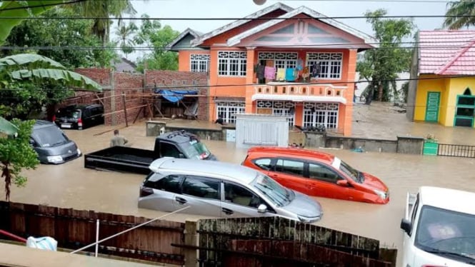 Banjir melanda Sulsel mengakibatkan sejumlah kendaraan dan rumah terendam.