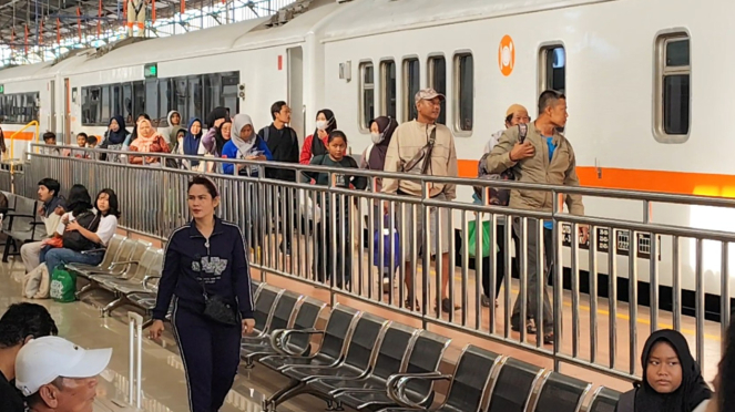 Suasana Stasiun Semarang Poncol jelang Libur Natal 2024