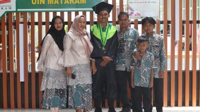 Yuli Erniati, seorang ibu dari Mataram yang berhasil sekolahkan anak hingga S2