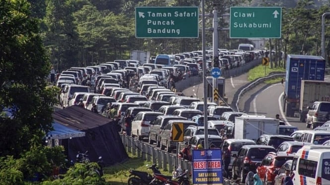 Puncak merupakan salah satu destinasi wisata favorit masyarakat Jabodetabek dan sekitarnya.