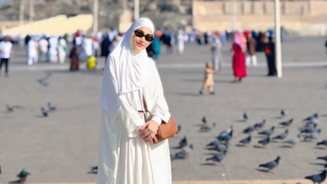 Pose Ayu Ting Ting jalani ibadah umroh di Tanah Suci.