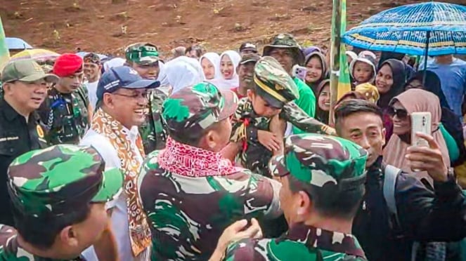 VIVA Militer Pak Maruli gendong anak