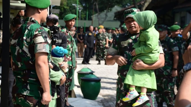 VIVA Militer Pak Maruli gendong anak prajurit