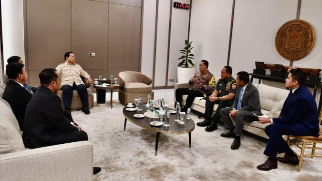 Presiden RI Prabowo Subianto memimpin rapat terbatas (Ratas) di Pangkalan TNI AU Halim Perdanakusuma, Jakarta pada Senin, 23 Desember 2024 (sumber: Biro Pers Sekretariat Presiden)