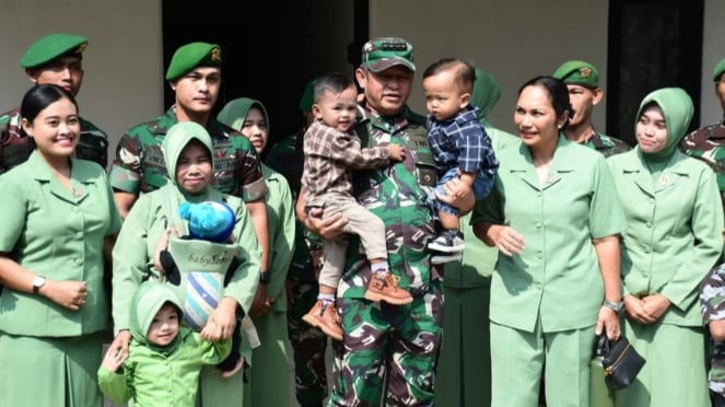 VIVA Militer Pak Maruli gendong anak prajurit