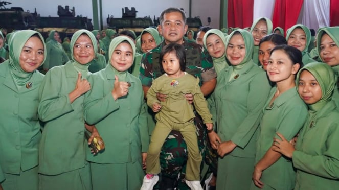 VIVA Militer Pak Maruli gendong anak prajurit