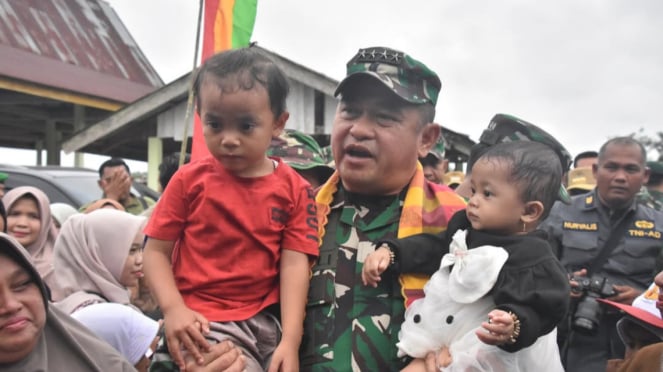 VIVA Militer Pak Maruli gendong anak warga