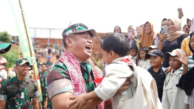 Soldados de VIVA Pak Maruli cargando al hijo de un residente