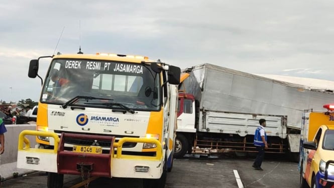 Bus Angkut Pelajar Tabrak Truk di Tol Pandaan-Malang