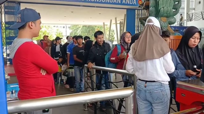 Viral! Pembagian Raport di Kolam Renang di Tasikmalaya, Antrean Panjang.