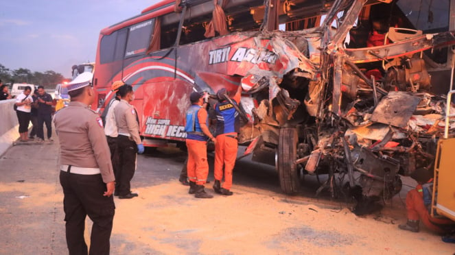 Accidente de autobús y camión en la autopista de peaje Pandaan - Malang. (Dr. de la policía de Malang)