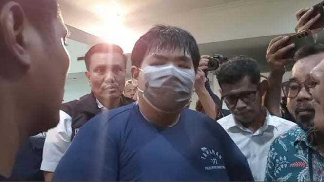 George Sugama Halim (35), yang merupakan anak dari pemilik toko roti, masih menjalani pemeriksaan kejiwaan di rumah sakit tersebut. 