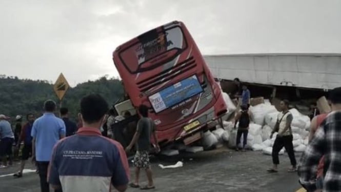 Kapolres Malang, AKBP Putu Kholis Aryana, menjelaskan bahwa truk tersebut mengalami kesulitan saat melewati tanjakan. 