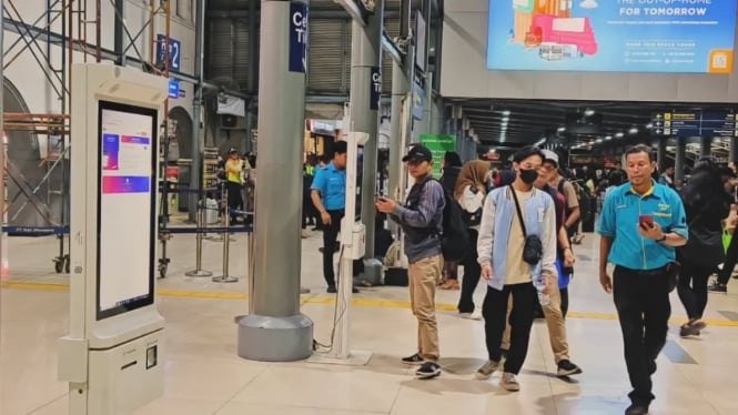 Sejak sore hingga malam hari, suasana di stasiun tersebut semakin ramai, dengan ratusan orang sibuk mempersiapkan keberangkatan mereka menuju berbagai tujuan di seluruh Indonesia.