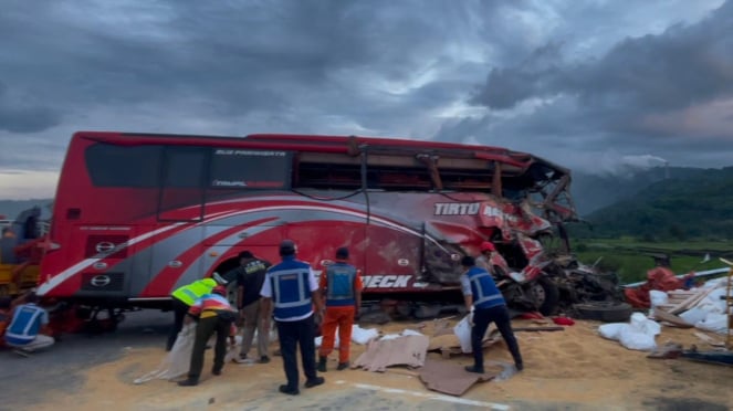 Kecelakaan maut di Tol Pandaan - Malang