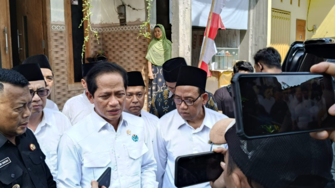 Menteri Lingkungan Hidup Hanif Faisol Nurofiq mengunjungi Pondok Pesantren Nurul Quran dan warga terdampak banjir sekaligus melakukan penanaman bersama di Kelurahan Pakunden, Kecamatan Ponorogo, Kabupaten Ponorogo, Sabtu, 21 Desember 2024.