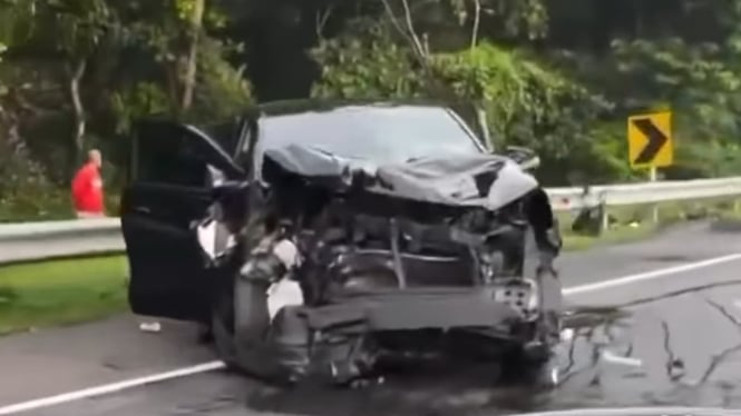 Toyota Kijang Innova Zenix Dosen UIN di Tol Cipularang