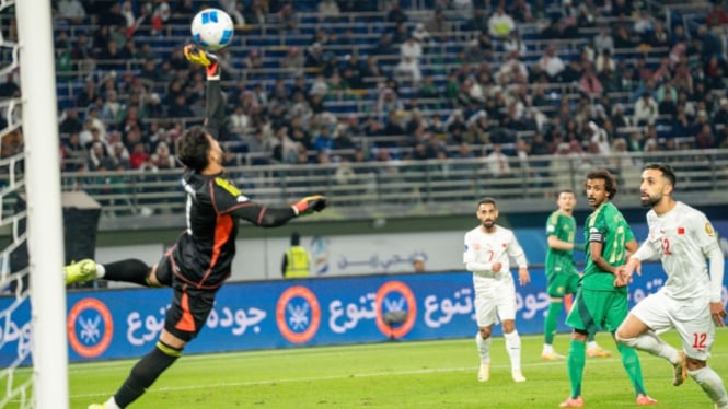 Kiper Arab Saudi menepis tendangan keras pemain Bahrain di Gul Cup 2024