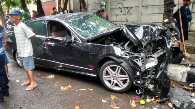 Mercedes-Benz E300 tabrak lari di Pakuwon City, Surabaya, Jawa Timur