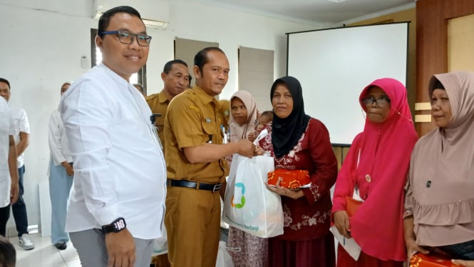 Pemberian bantuan sembako bagi masyarakat di Tangerang, jelang akhir tahun