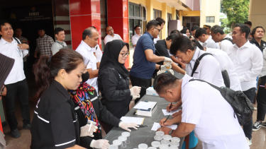 Pemeriksaan urin dan senpi anggota Polres Metro Jakarta Selatan (dok.Istimewa)