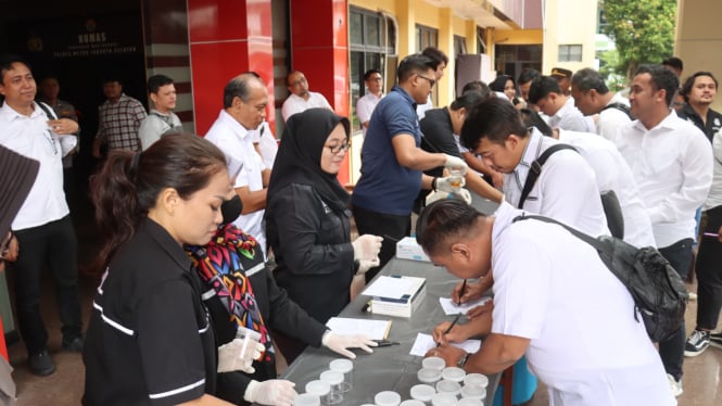 Pemeriksaan urine dan senpi anggota Polres Metro Jakarta Selatan (dok.Istimewa)