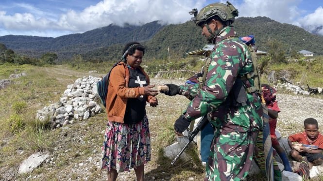 VIVA Militer: Satgas Yonif Raider 323 Kostrad gelar Komsos di medan operasi