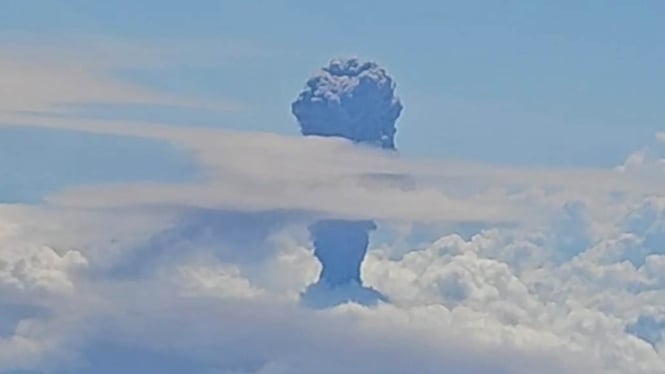 Penampakan kolom abu yang membubung tinggi dari Gunung Raung yang erupsi. (Istimewa)