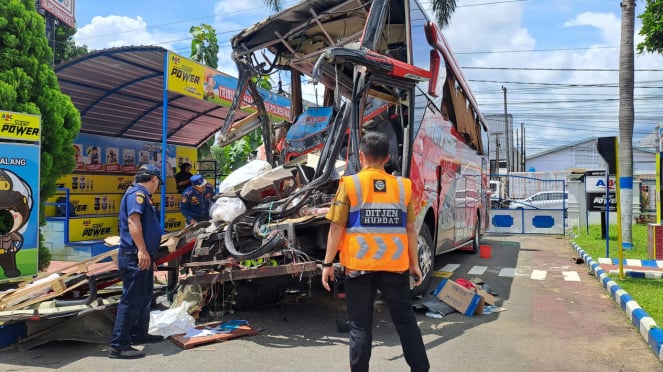 Kondisi Bus Tirto Agung ringsek usai kecelakaan di Tol Pandaan - Malang