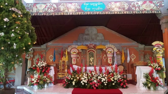 Altar Gereja Katholik Tritunggal Mahakudus yang dihiasi ornamen khas Bali