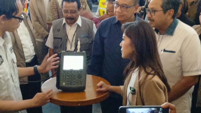 Menteri Komunikasi dan Digital (Menkomdigi) Meutya Hafid memastikan layanan sinyal di Bandara Soetta berjalan lancar