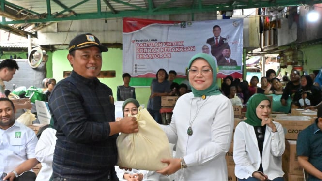 Anggota Komisi VI DPR RI Ida Fauziyah bersilaturahmi dan menyerahkan bantuan kepada korban kebakaran yang terjadi beberapa waktu lalu di Kelurahan Kebon Kosong, Kecamatan Kemayoran, Jakarta Pusat, Selasa, 24 Desember 2024.