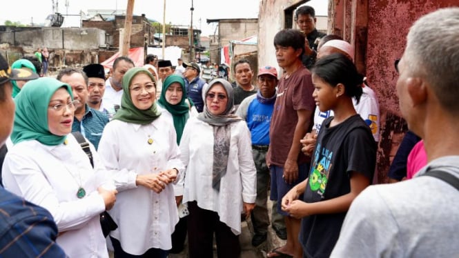 Pembina DPP Perempuan Bangsa Rustini Muhaimin beri bantuan ke korban kebakaran.