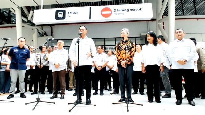 [dok. Menko IPK, Agus Harimurti Yudhoyono bersama Menteri Perhubungan, Dudy Purwagandhi, meresmikan operasional Stasiun Whoosh Karawang, Jawa Barat, Selasa, 24 Desember 2024]