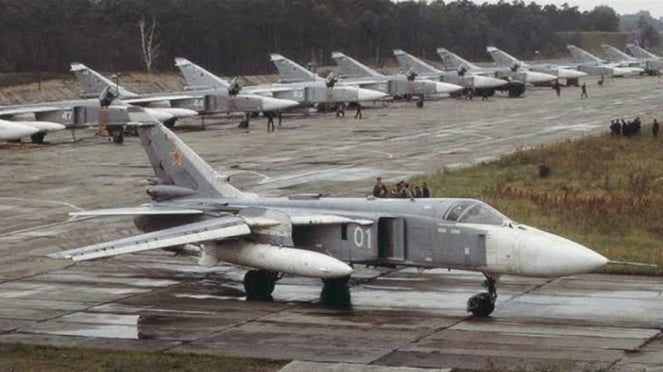 VIVA Militer: Pesawat tempur Sukhoi Su-24 militer Rusia