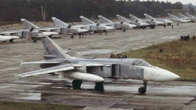 VIVA Militer: Pesawat tempur Sukhoi Su-24 militer Rusia