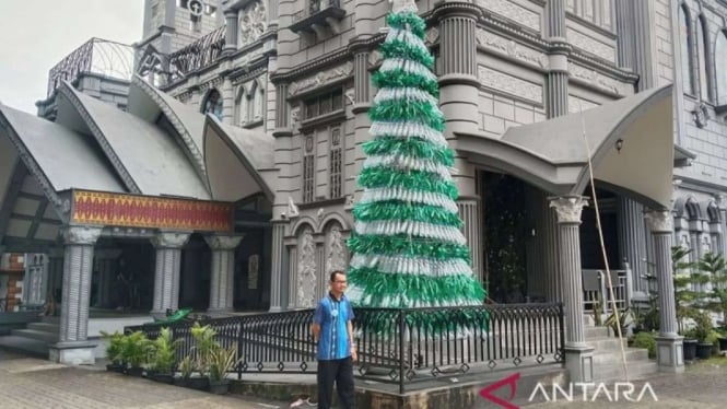 Gereja Katedral di Palembang sulap botol bekas jadi pohon Natal setinggi 5 meter