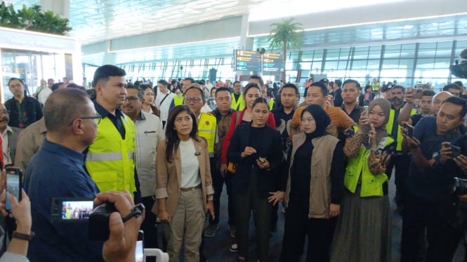 Menteri Komunikasi dan Digital (Menkomdigi) Meutya Hafid di Bandara Soetta, Tangerang