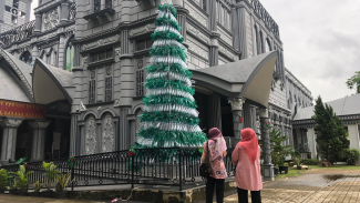 Keren, Pemuda Katolik di Palembang Ubah Limbah Botol Plastik Jadi Pohon Natal