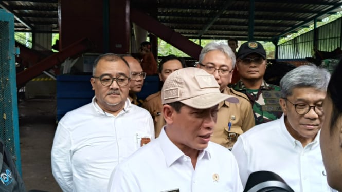 Menteri Lingkungan Hidup/Kepala BPLH Hanif Faisol Nurofiq mengunjungi Tempat Pengolahan Sampah Terpadu (TPST) dan TPA (Tempat Pemoresaan Akhir) Sarimukti, Kabupaten Bandung Barat, Selasa, 24 Desember 2024.