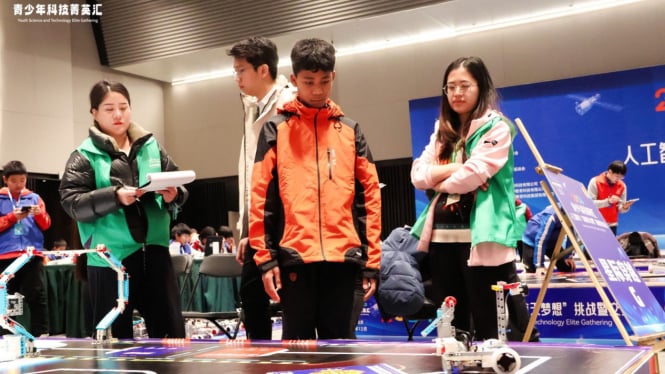 Siswa SMP IDN saat mengikuti kompetisi AI dan Robotik di Beijing, China. (Istimewa)