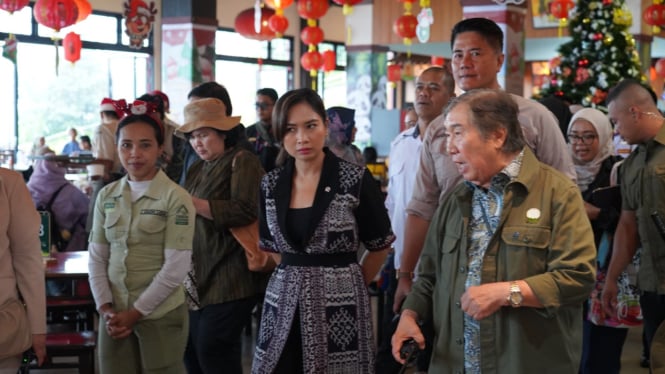 Wamen Pariwisata Ni Luh Puspa saat mengunjungi Istana Panda Taman Safari Indonesia. 