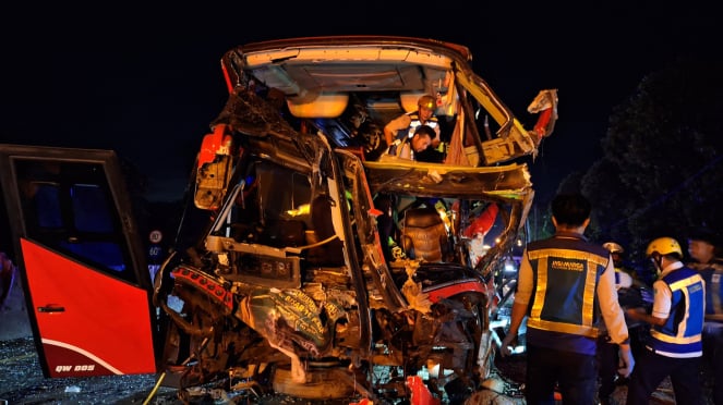 Evakuasi Bus Pariwisata Kecelakaan di Tol Cipularang KM 80