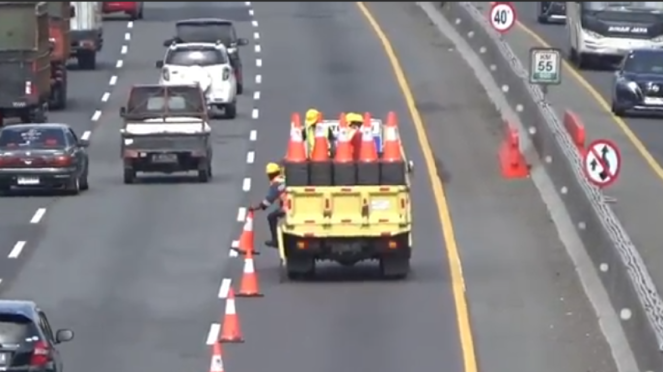 Petugas sedang menyiapkan jalur berlawanan di Tol Jakarta-Cikampek