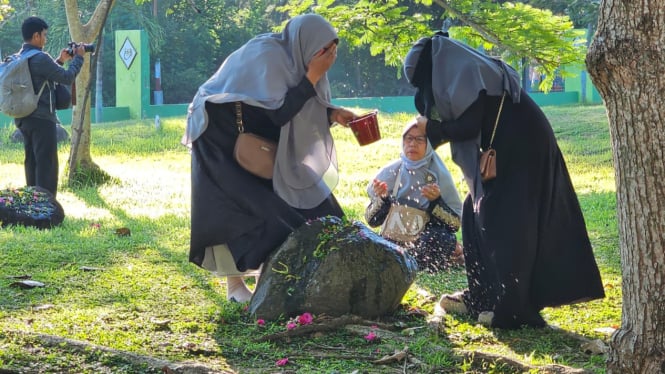 Peziarah di kuburan massal korban tsunami Ulee Lheue, Banda Aceh. VIVA/Dani Randi