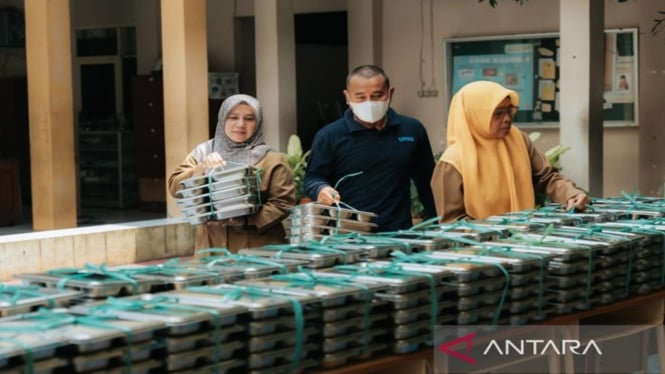 Petugas saat sedang mempersiapkan makanan bergizi gratis