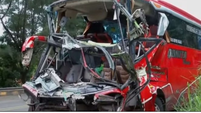 Kecelakaan Bus rombongan peziarah asal Tangerang di Tol Cipularang Km 80