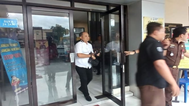 Kajari Kabupaten Kediri Pradhana Probo Setyarjo saat lapor polisi