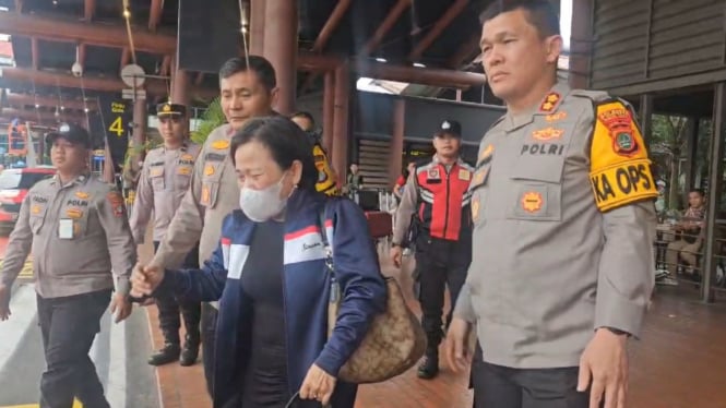 Kapolresta Bandara Soetta AKBP Ronald FC Sipayung membantu korban di Terminal 2 Bandara Soetta.