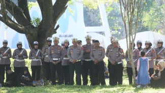 Aksi Kombes Iqbal dan Anak Buah Doa Bersama hingga Bagi Bunga ke Peziarah Kuburan Massal Korban Tsunami